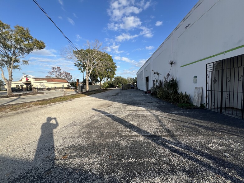 7704 W Hillsborough Ave, Tampa, FL for lease - Building Photo - Image 3 of 27