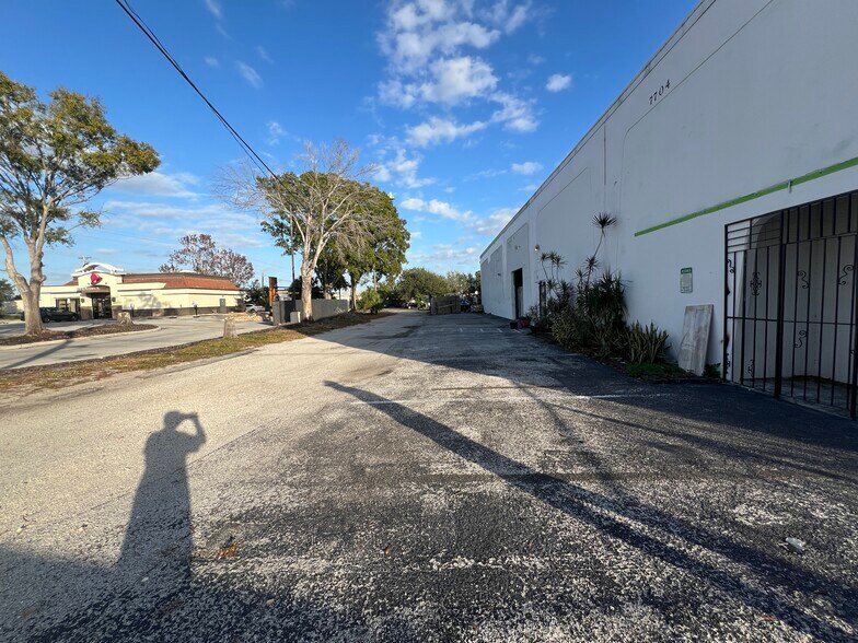 7704 W Hillsborough Ave, Tampa, FL à louer - Photo du bâtiment - Image 2 de 10