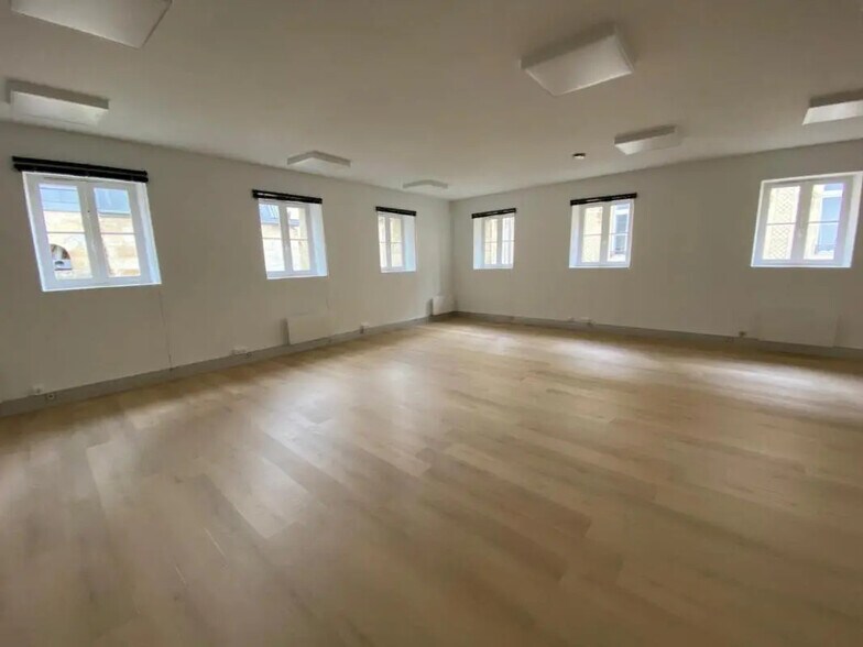 Office in Bordeaux for lease - Interior Photo - Image 1 of 4