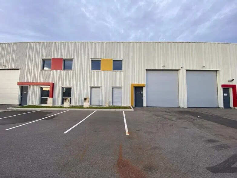 Flex in Corbas for sale - Building Photo - Image 1 of 8