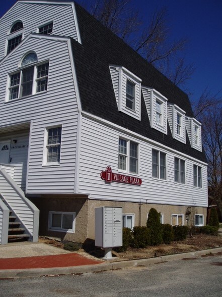 1 Village Plz, Kings Park, NY à louer - Photo du bâtiment - Image 3 de 4