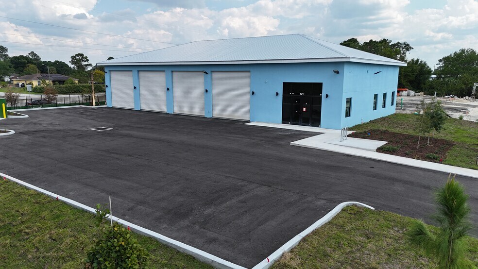 121 Gretchen Ave S, Lehigh Acres, FL à louer - Photo du bâtiment - Image 2 de 15