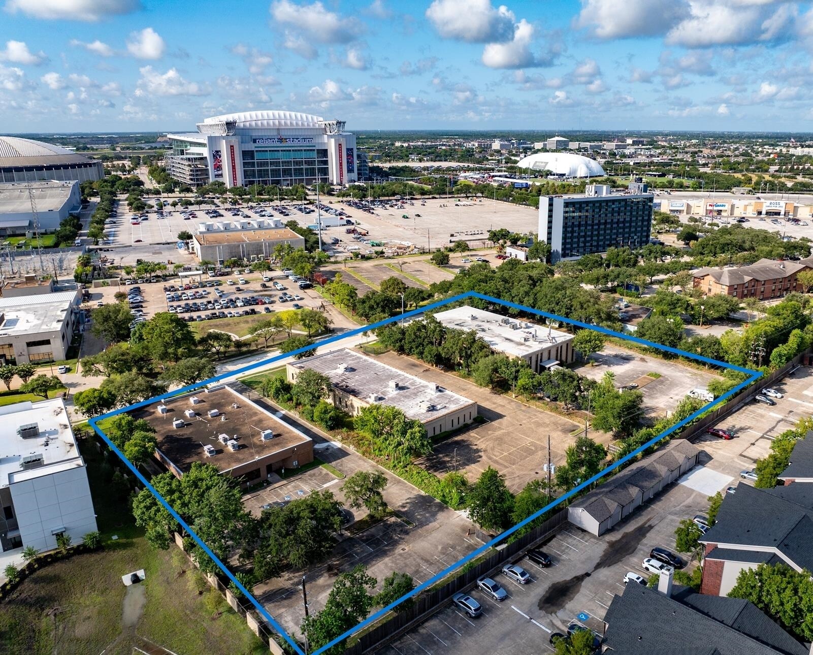 1325 La Concha Ln, Houston, TX à vendre Photo du bâtiment- Image 1 de 12