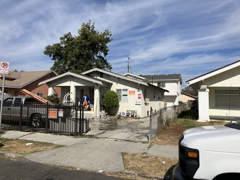 1049 W 61st St, Los Angeles, CA for sale - Building Photo - Image 2 of 9