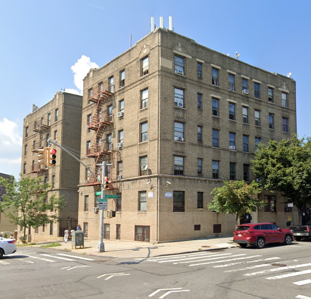 1801 Loring portefeuille de 4 propriétés à vendre sur LoopNet.ca Photo principale- Image 1 de 3