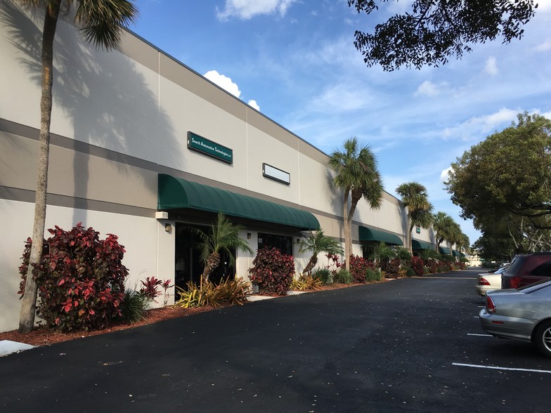 7840-7880 Central Industrial Dr, Riviera Beach, FL for lease - Building Photo - Image 3 of 8