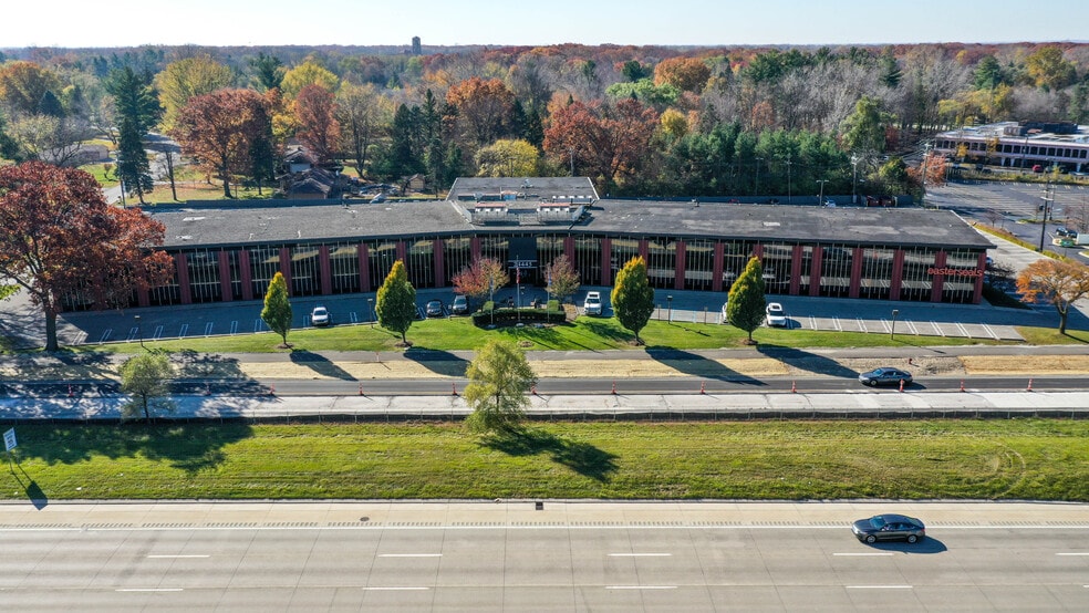 24445 Northwestern Hwy, Southfield, MI à louer - Photo du bâtiment - Image 2 de 8