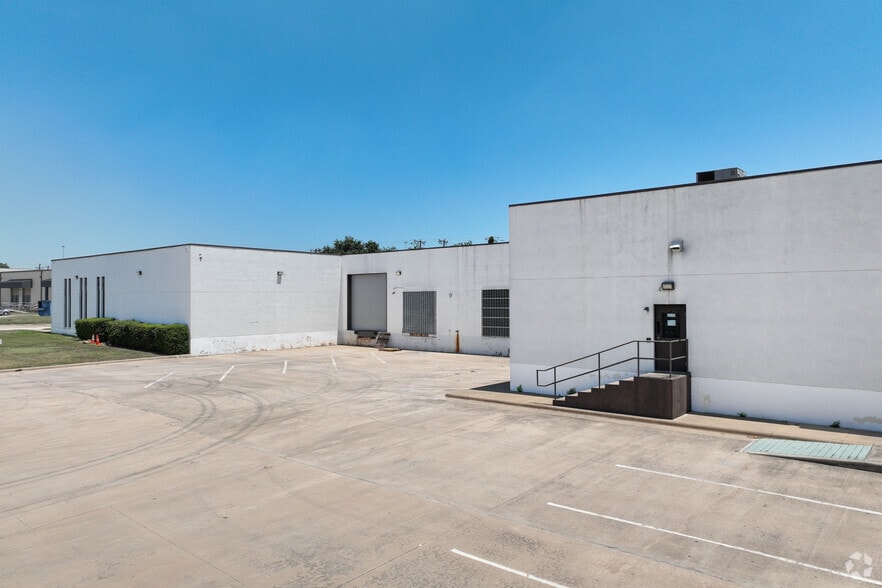 5050 Rondo Dr, Fort Worth, TX for lease - Building Photo - Image 2 of 5