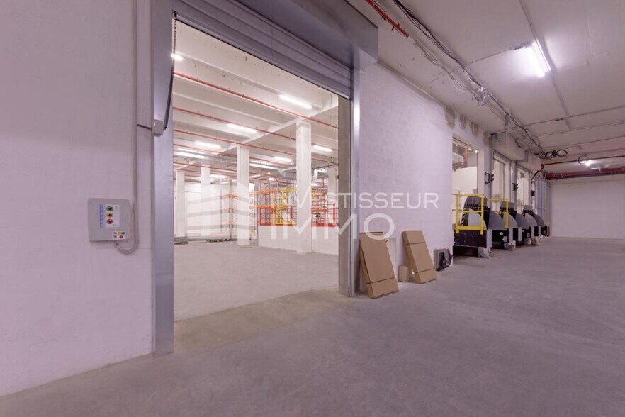 Flex in Paris for lease - Interior Photo - Image 2 of 6