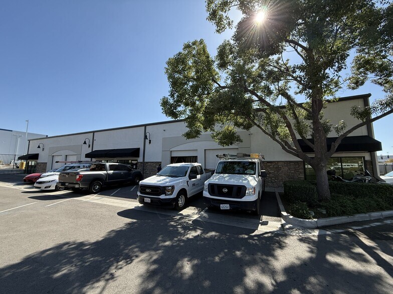 1614 E Holt Blvd, Ontario, CA à louer - Photo du bâtiment - Image 3 de 4