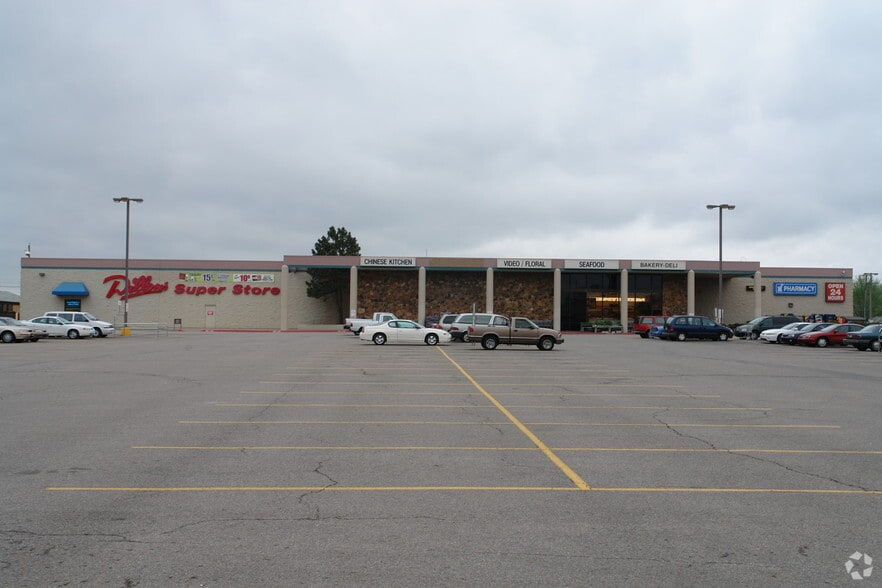 5500 E Harry St, Wichita, KS for lease - Primary Photo - Image 1 of 6