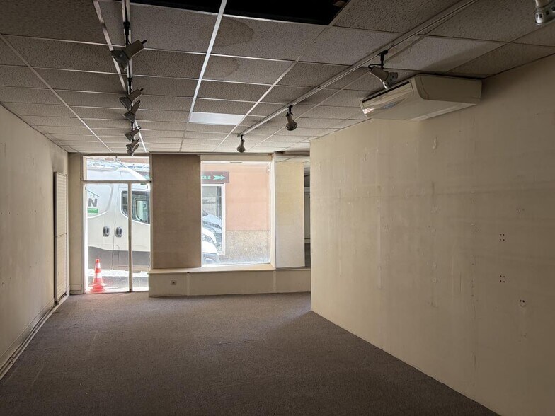 Retail in Limoges for lease - Interior Photo - Image 3 of 5