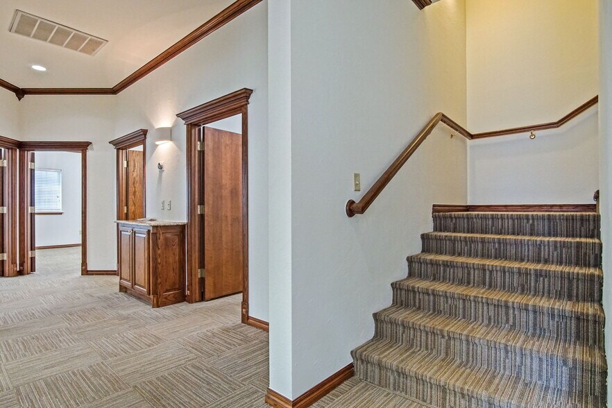 1006 24th Ave NW, Norman, OK à vendre - Photo du bâtiment - Image 3 de 46