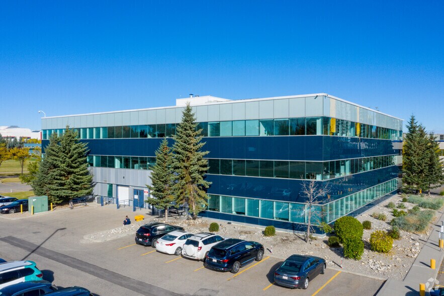 3553 31st St NW, Calgary, AB à louer - Photo du bâtiment - Image 2 de 5
