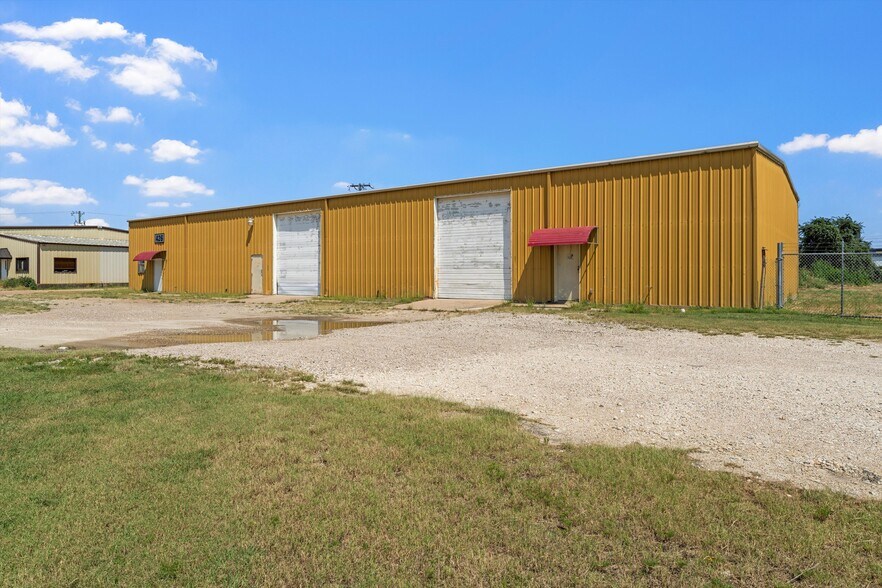 426 S McLennan Loop, Elm Mott, TX for lease - Primary Photo - Image 1 of 1