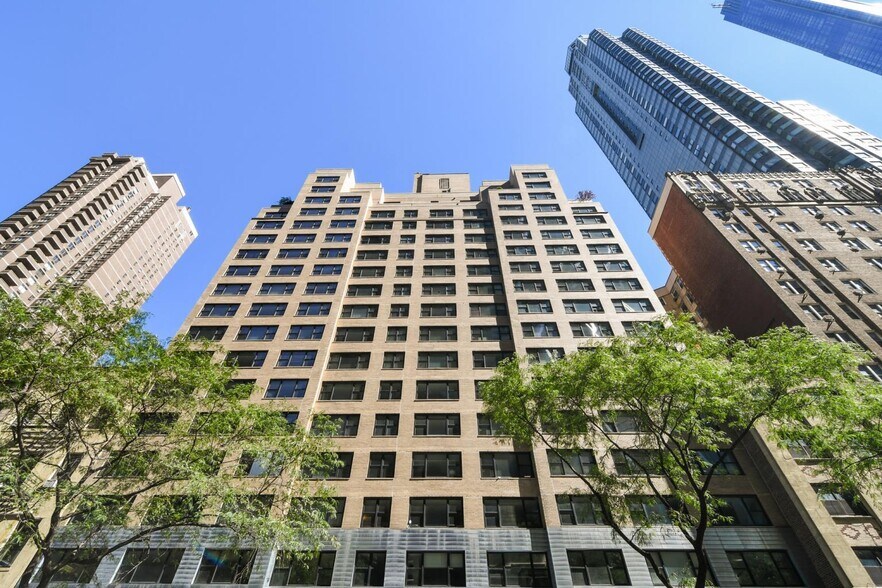 330 W 58th St, New York, NY à louer - Photo du bâtiment - Image 3 de 11