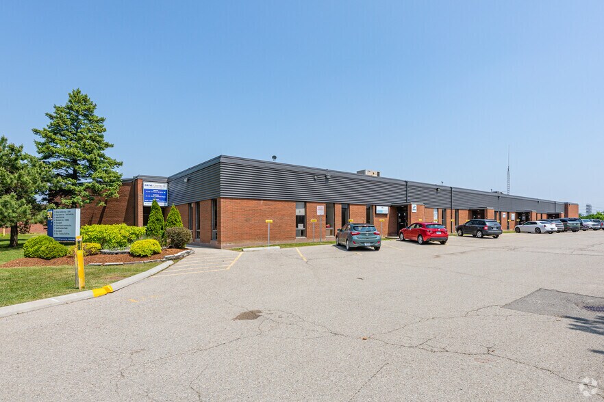 57 Galaxy Blvd, Toronto, ON à vendre - Photo principale - Image 1 de 1