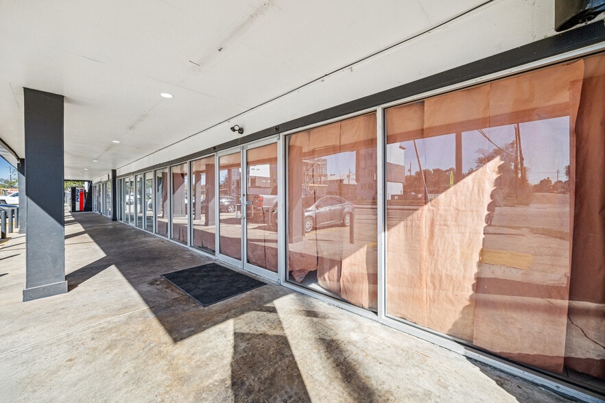 5600 Yale St, Houston, TX à louer - Photo du bâtiment - Image 2 de 7