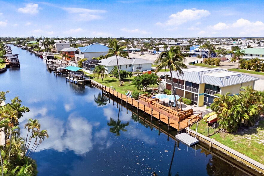 3226 Stringfellow Rd, Saint James City, FL à vendre - Photo du bâtiment - Image 2 de 78