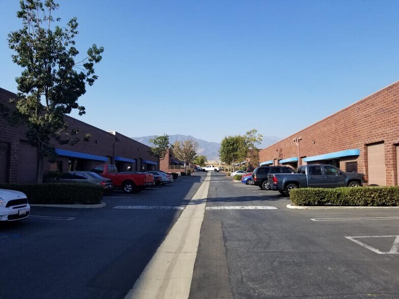 1933 W 11th St, Upland, CA à louer - Photo du bâtiment - Image 2 de 9