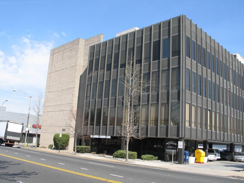 371 Merrick Rd, Rockville Centre, NY à louer - Photo principale - Image 1 de 14