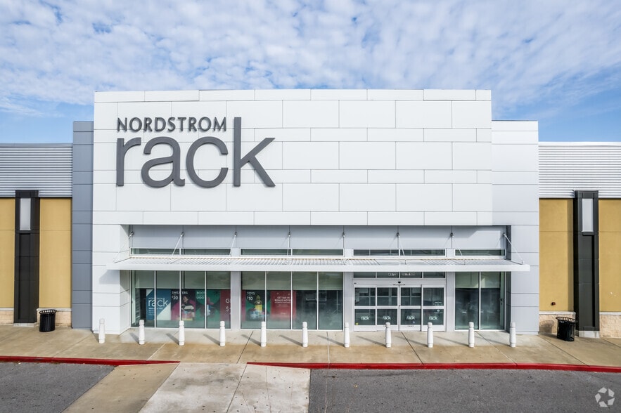 4572 Poplar Ave, Memphis, TN for lease - Primary Photo - Image 1 of 7