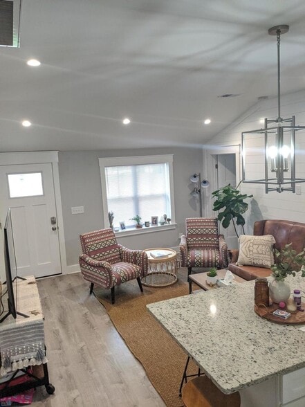 763 Long Point Rd, Mount Pleasant, SC for sale - Interior Photo - Image 3 of 9