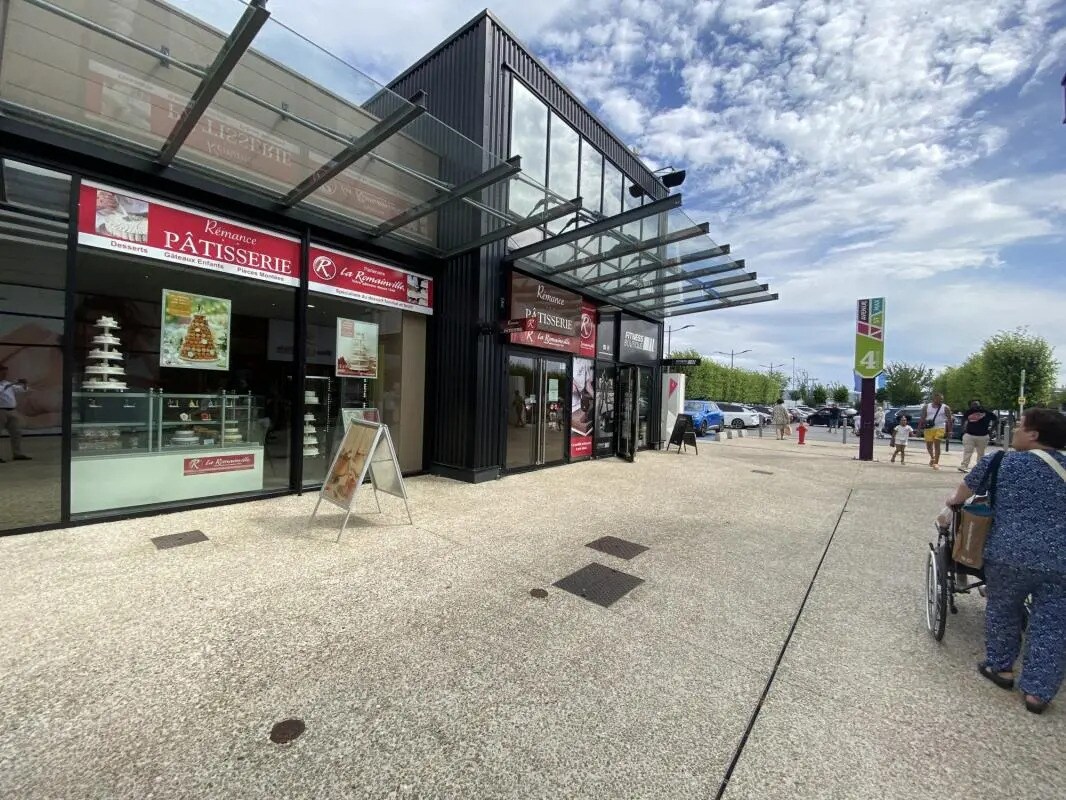 Retail in Saint-Maximin for lease Building Photo- Image 1 of 14