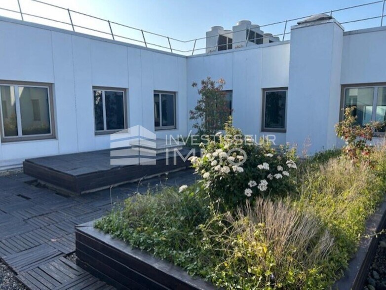 Bureau dans Nanterre à louer - Photo du bâtiment - Image 2 de 17