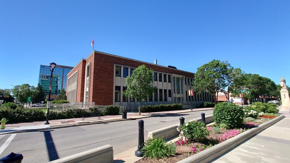 4909 50 St, Red Deer, AB à louer - Photo du bâtiment - Image 3 de 12