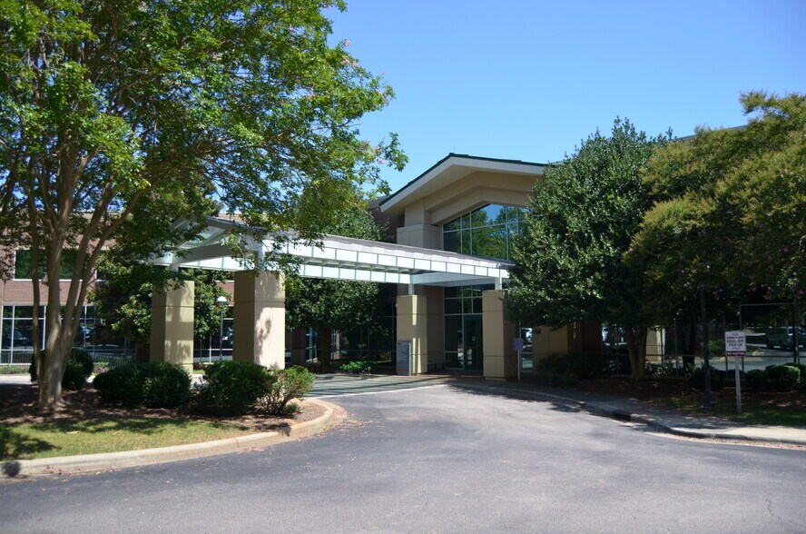 1505 SW Cary Pky, Cary, NC à louer - Photo du bâtiment - Image 3 de 10