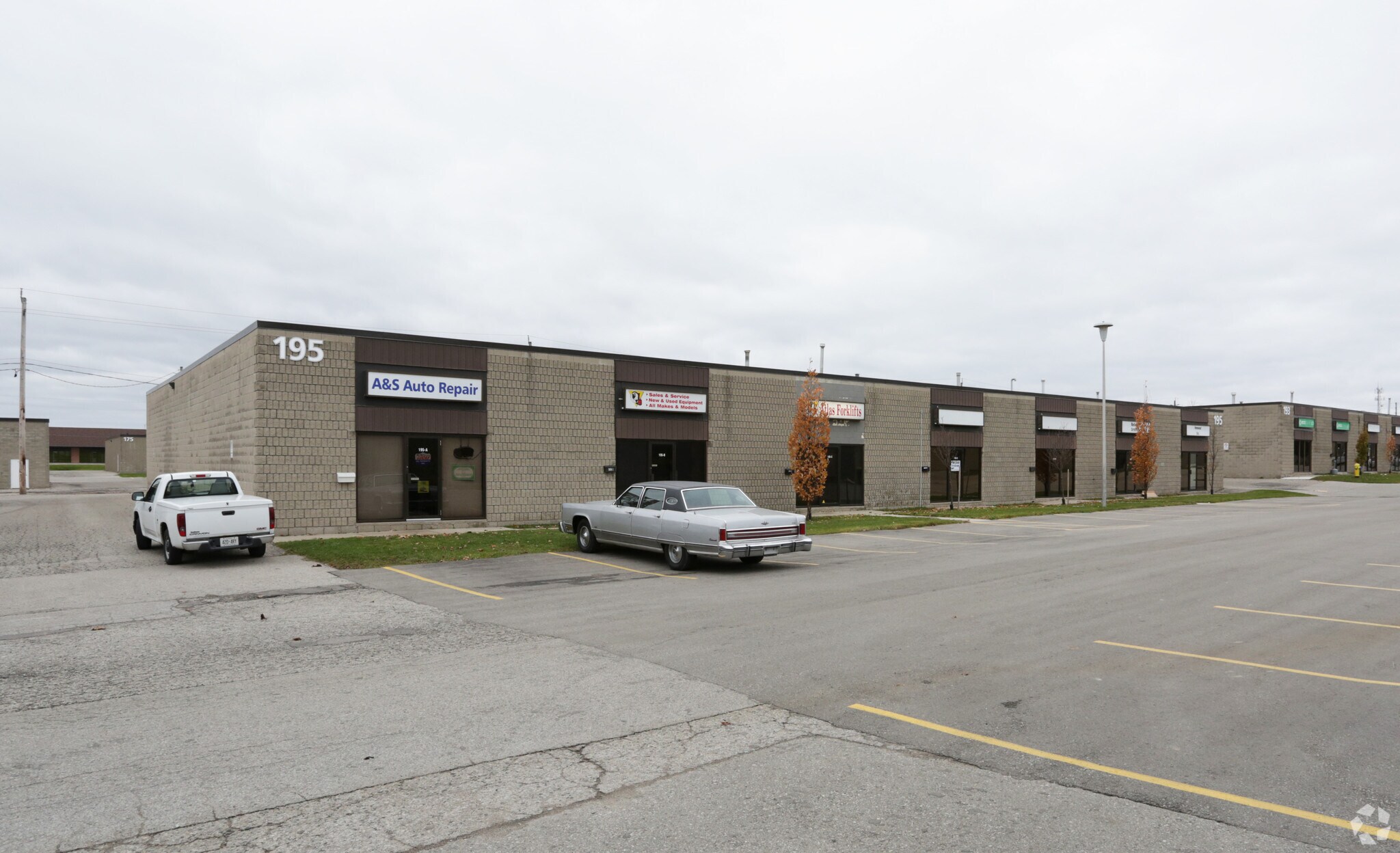 195 Exeter Rd, London, ON à louer Photo du bâtiment- Image 1 de 3