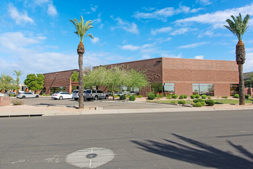 3451 E Harbour Dr, Phoenix, AZ à vendre - Photo du bâtiment - Image 1 de 8