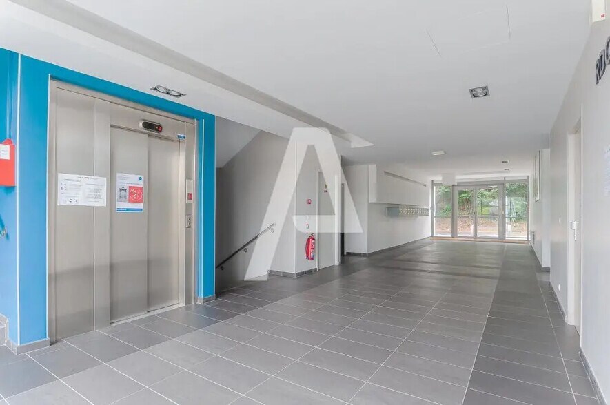 Bureau dans Orsay à louer - Photo du bâtiment - Image 3 de 12