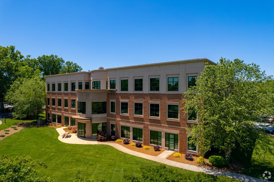 204 Muirs Chapel Rd, Greensboro, NC for lease - Building Photo - Image 2 of 27