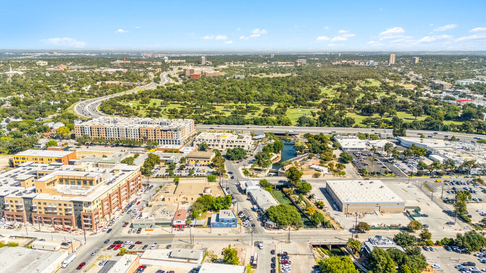 109 W Grayson St, San Antonio, TX for lease - Building Photo - Image 2 of 4