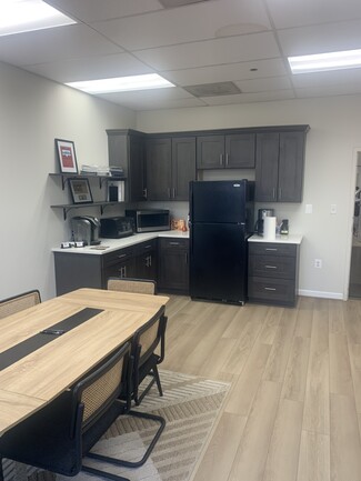 Plus de détails pour 8966 Mike Garcia Dr, Manassas, VA - Industriel à vendre