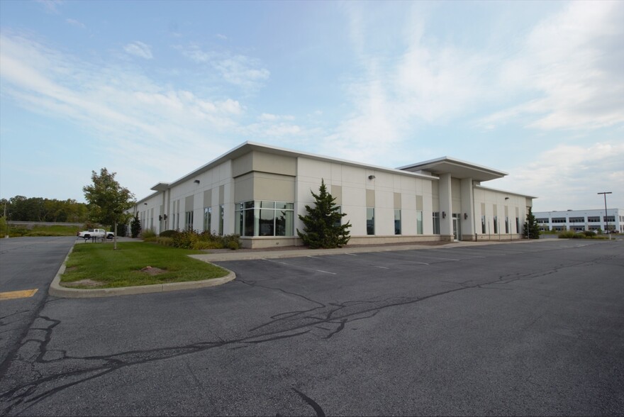 250 Thruway Park Dr, West Henrietta, NY for lease - Building Photo - Image 1 of 28