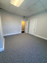 47-61 Langley Rd, Newton, MA à louer Photo intérieure- Image 1 de 3