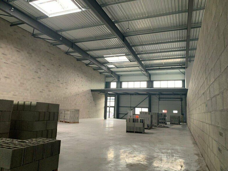 Flex dans Dagneux à louer - Photo du bâtiment - Image 1 de 22