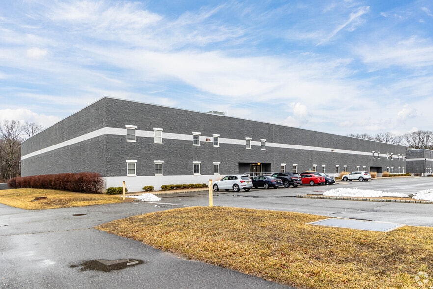 700 Business Park Dr, Freehold, NJ for lease - Building Photo - Image 2 of 9