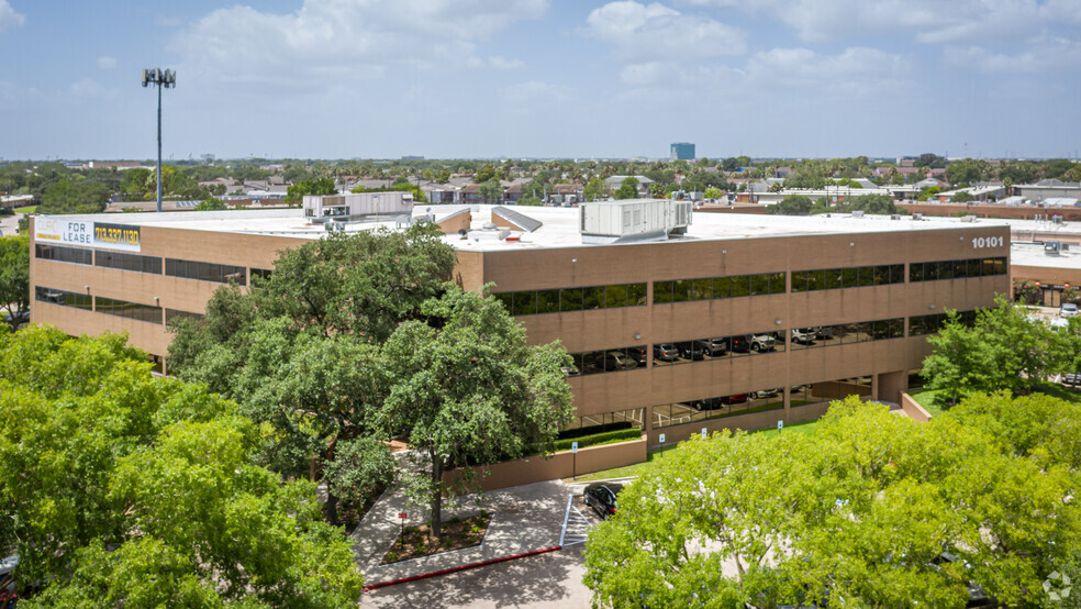 10101 Harwin Dr, Houston, TX à louer - Photo du bâtiment - Image 3 de 15