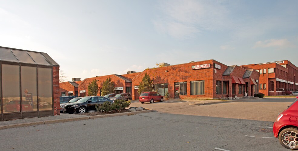 10 W Pearce St, Richmond Hill, ON à louer - Photo du bâtiment - Image 2 de 5