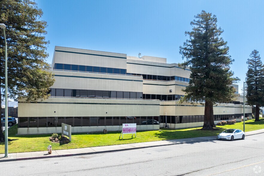 80 Swan Way, Oakland, CA à louer - Photo du bâtiment - Image 3 de 5