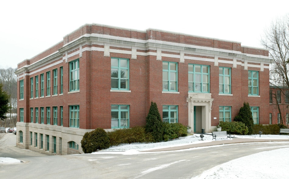 146 Hartford Rd, Manchester, CT à louer - Photo principale - Image 1 de 29