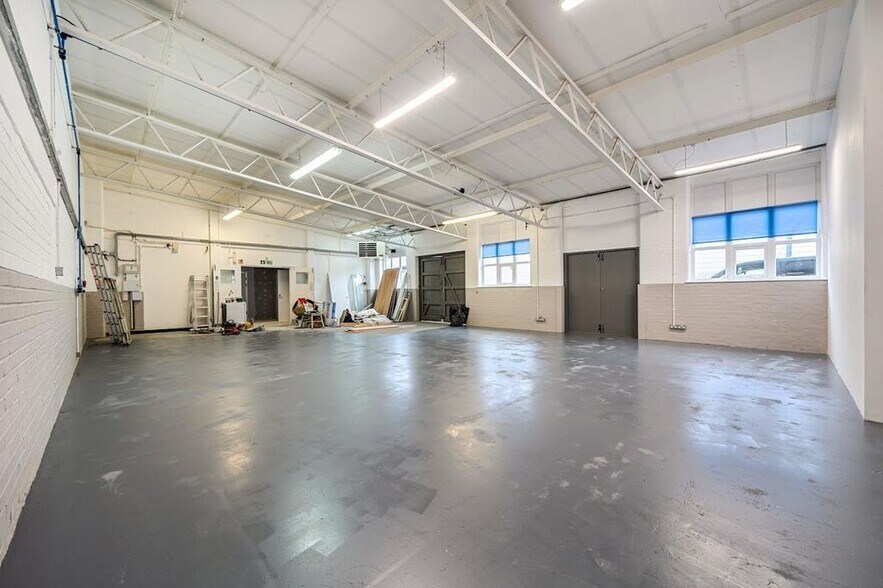 12 Station Close, Potters Bar à vendre - Photo du bâtiment - Image 2 de 10