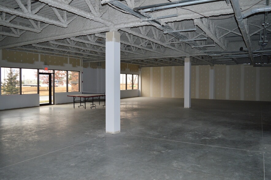 7657 50th St NW, Edmonton, AB for lease - Building Photo - Image 3 of 8