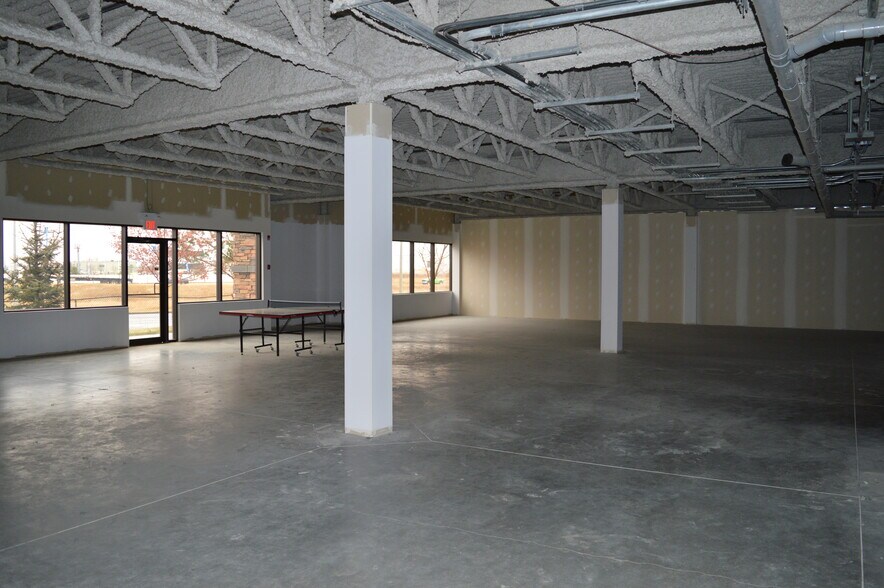 7657 50th St NW, Edmonton, AB à louer - Photo du bâtiment - Image 3 de 8