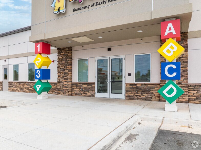 2228 SW 104th St, Oklahoma City, OK à vendre - Photo du bâtiment - Image 3 de 5