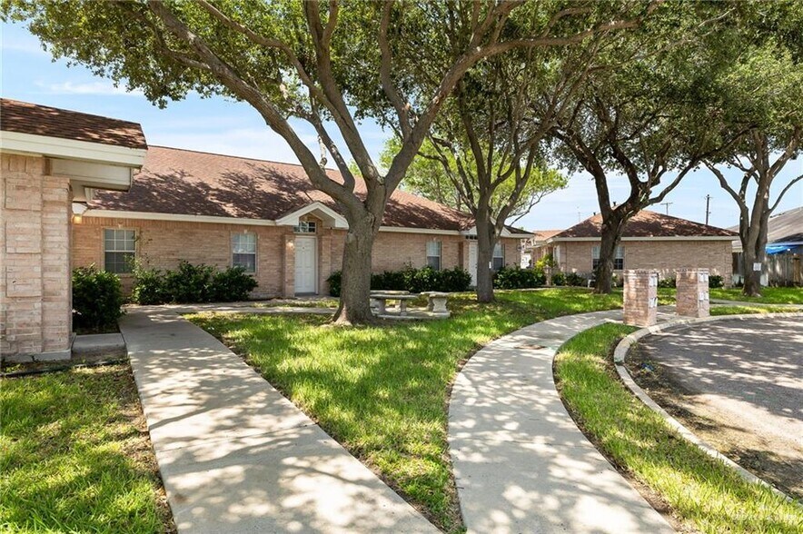 1603 Lexington Cir, Edinburg, TX à vendre - Photo du bâtiment - Image 2 de 31